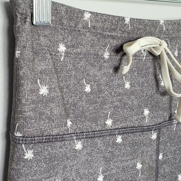 Old Navy Active Go Dry High Rise Drawstring Crop Leggings Gray Palm Tree Print M - Picture 3 of 11